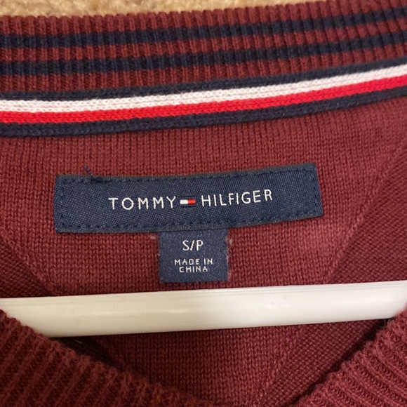 Tommy Hilfiger v-neck maroon sweater size small - Picture 2 of 2